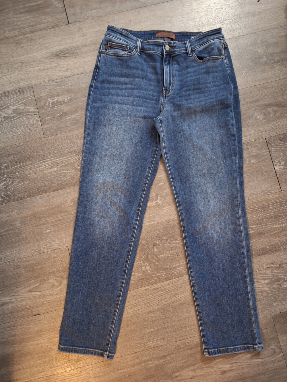 Judy Blue Mid-Rise Stretch Boyfriend Fit Jeans in Medium Blue Wash